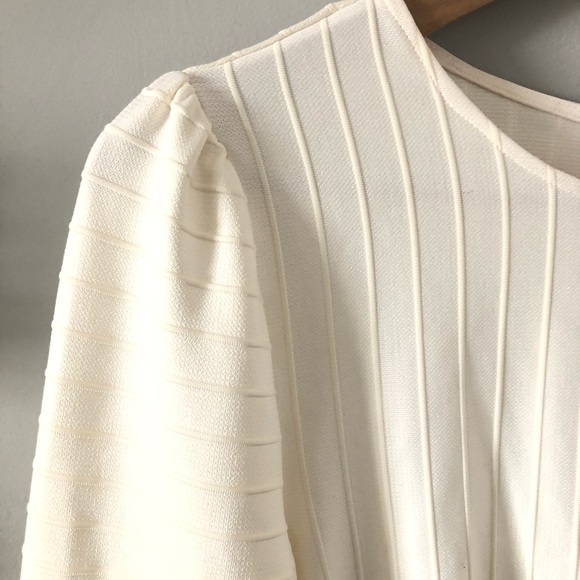 2/20 - | H&M | Puffy sleeve blouse - Picture 2 of 11